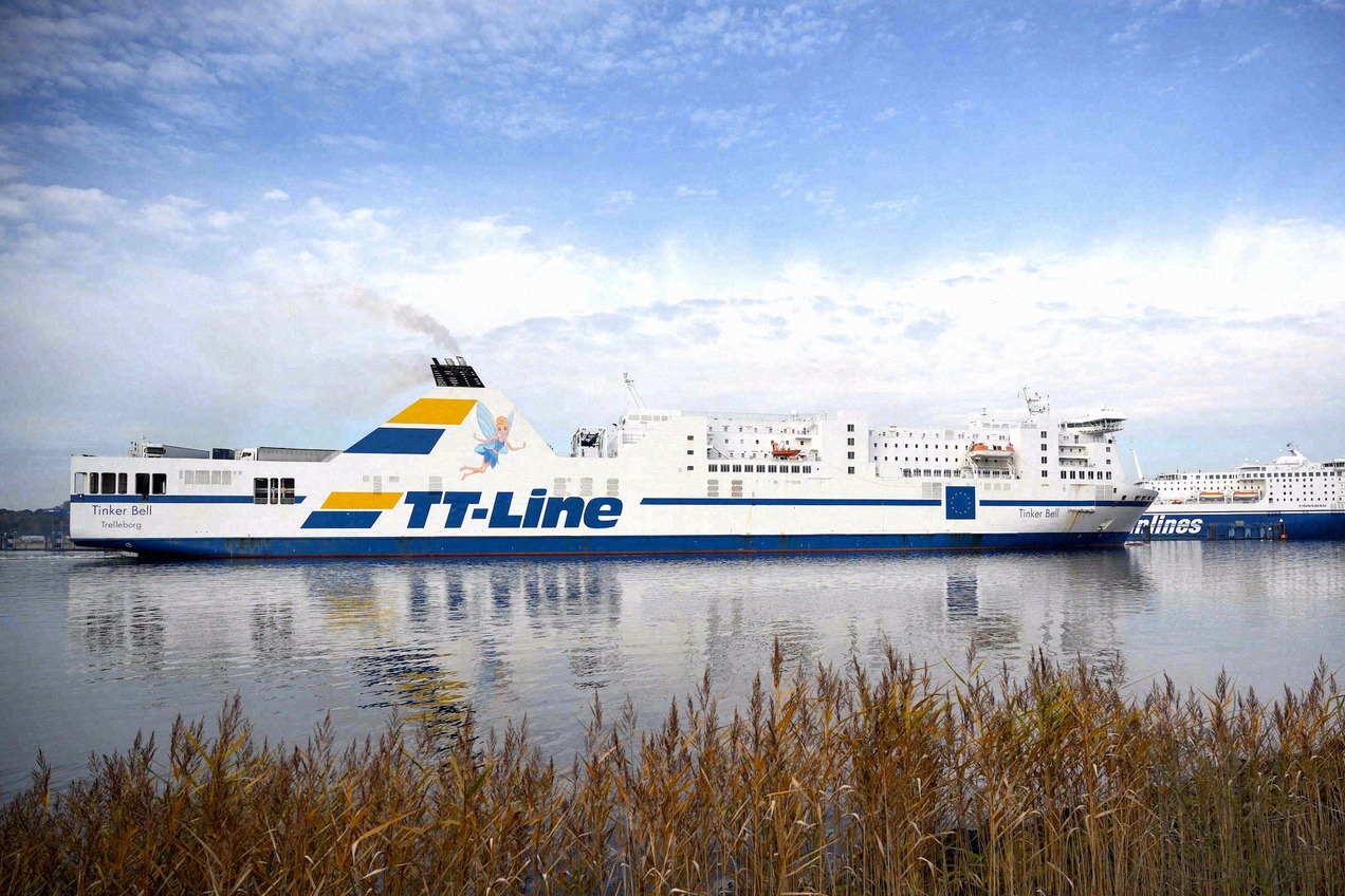 TT-Line-Fähre Tinker Bell auf der Trave bei Travemünde