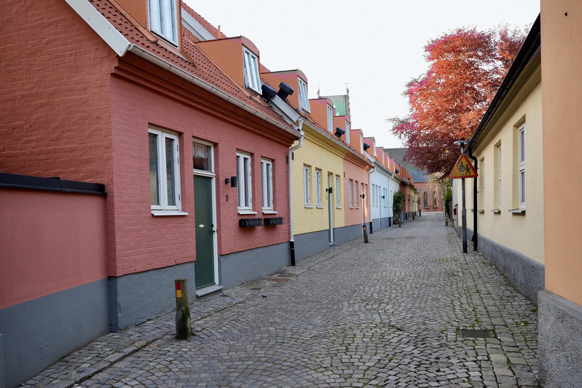 Gepflasterte Gasse mit bunten Reihenhäusern in Trelleborg