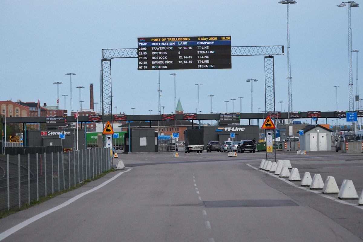 Zufahrt zum Fahrzeug-Check-in im Hafen Trelleborg mit Abfahrtstafel für Stena Line und TT-Line