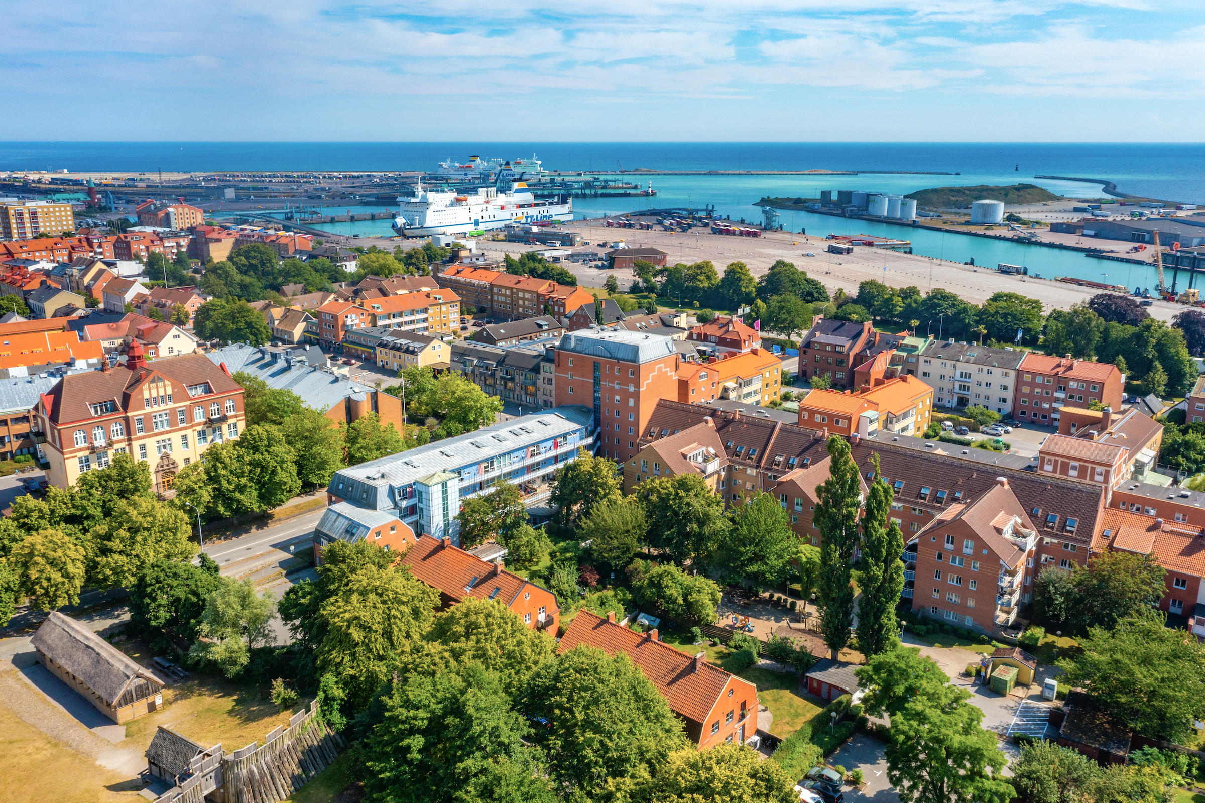 Luftaufnahme von Trelleborg mit Stadt, Hafen und Ostseeküste