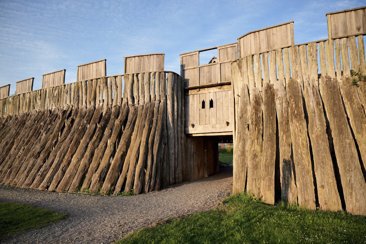 Holzpalisade und Tor der rekonstruierten Wikingerburg Trelleborgen