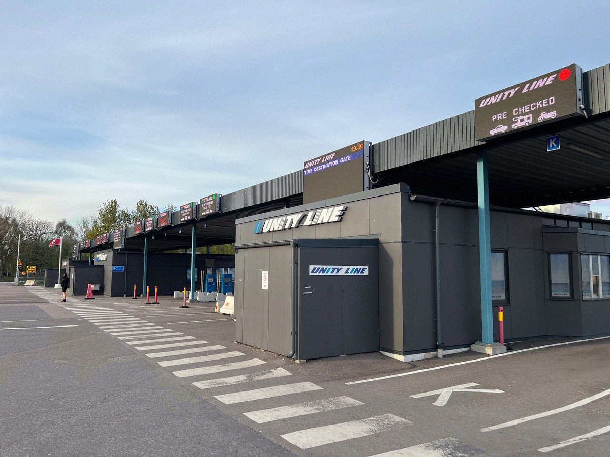 Fahrzeug-Check-in von Unity Line im Hafen Trelleborg
