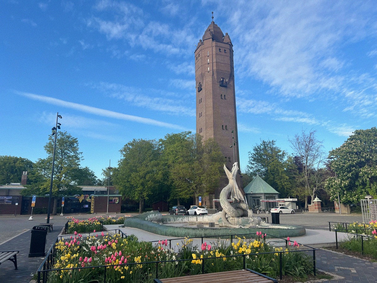 Alter Wasserturm von Trelleborg mit dem Sjöormen-Brunnen am Stortorget